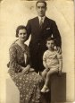 José Antonio Arana Martija con cinco años. Madre Cristina Martija y padre Gregorio Arana